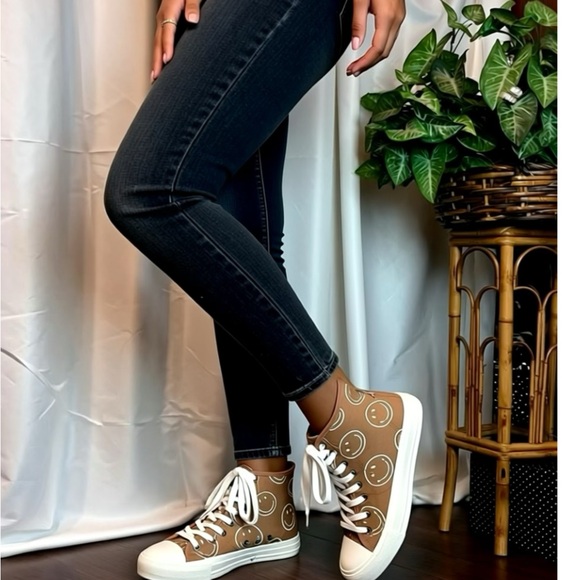 American Eagle Brown Canvas High-Top Sneakers with White Smiley Print - Picture 14 of 14